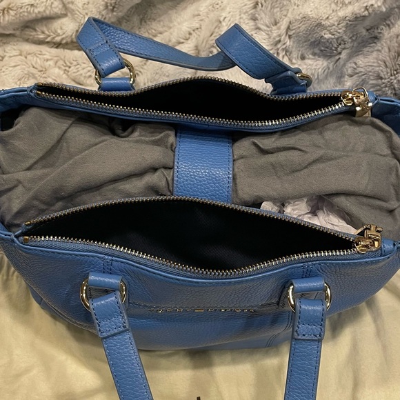 🎀 Beautiful blue, soft, leather, Tommy Hilfiger satchel!!🎀 - Picture 3 of 6